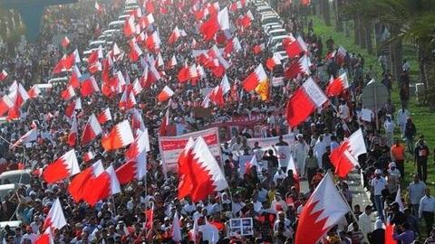 hundreds of thousands of bahrainis taking part in march of loyalty to martyrs