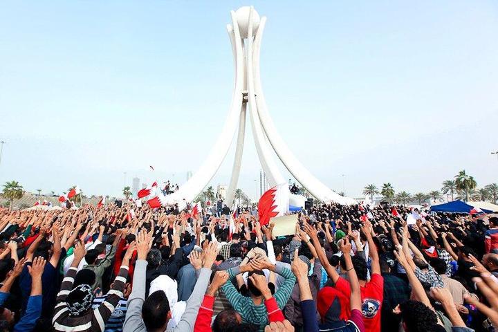 protesters fests toward pearl roundabout